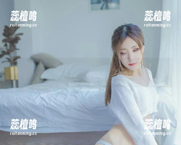 不如说，翎柒菜菜裸足图集质感满分，简直让人想多看几眼！