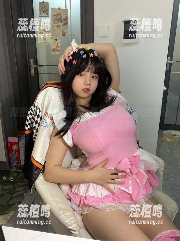 微密圈 - 赶紧围观！葱油饼er的黑白女仆吊带写真，福利光环四射！