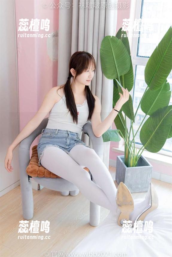 袜啵啵 - 原图里的奶油和她的薄黑丝，我的思绪又游走到哪里去了…