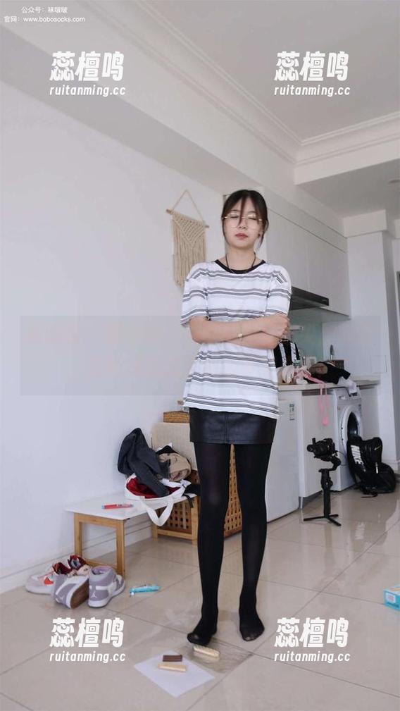 袜啵啵 - 套图中，小安的黑丝脚尖加固款，无意间挑战了我的审美底线！
