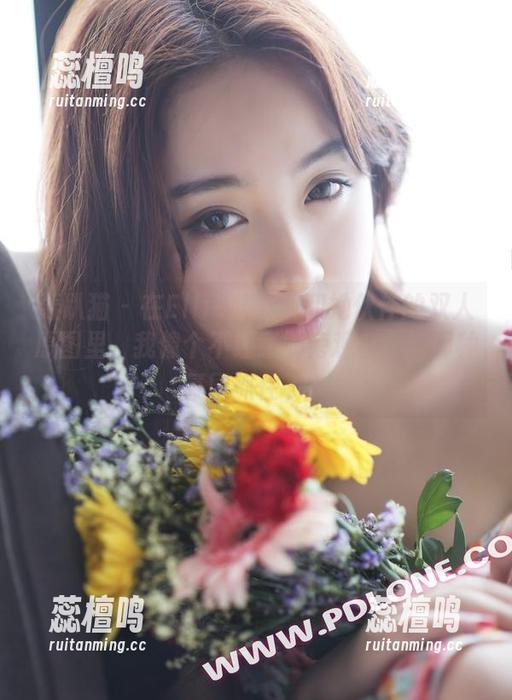 轰趴猫 - 在Ellie艾栗栗和她伙伴的双人原图里，我像个不经意的旁观者，被那种氛围抓住了。