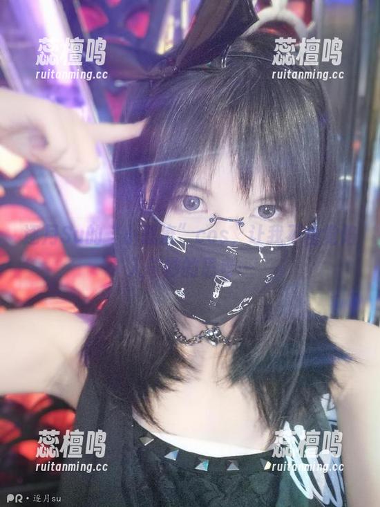 逐月Su 逐月Su的“小恶魔”cos,让我不自觉陷入奇妙的思考…
