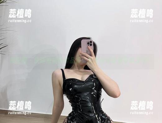 微密圈 - 铁锤姐姐的作品集：女孩在纸箱里等你发现！