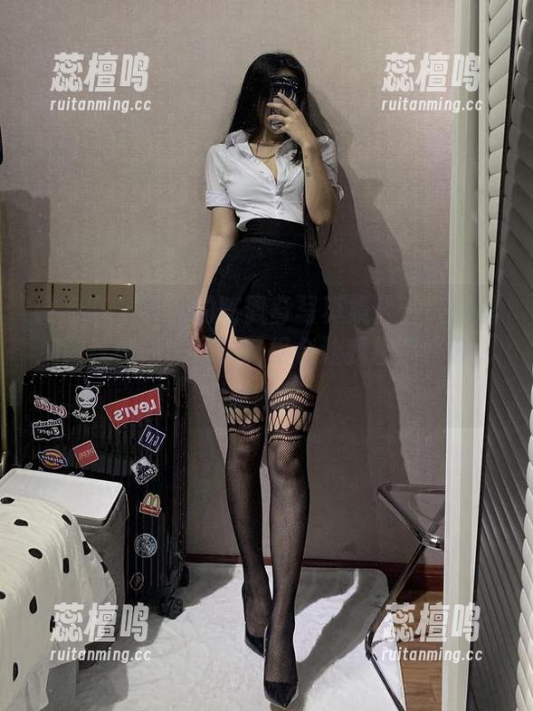 微密圈 - 新出的陈佩奇写真集！油亮肉丝加豹纹内内，这婚配组合让我措手不及，哈哈！