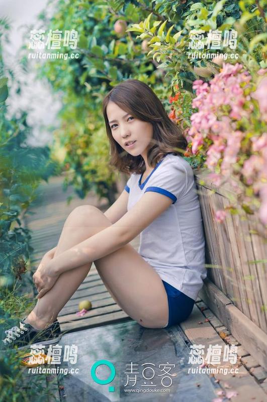 青豆客 - 美图赖上了黄可christine的白丝，这该分享给哪个好友呢？