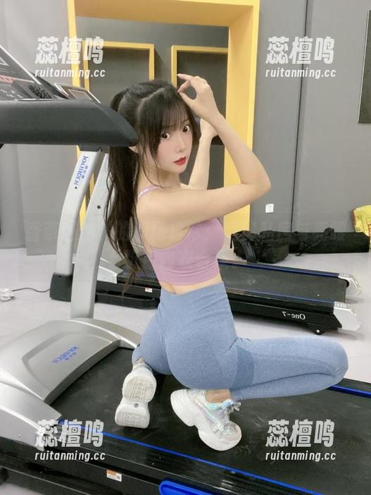 香草喵露露的职场日常：隐秘私房与亮眼粉色内衣合集。