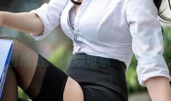 不得不说，香草喵露露这套jk制服的自拍，美图精选！好像可以一口气刷完。