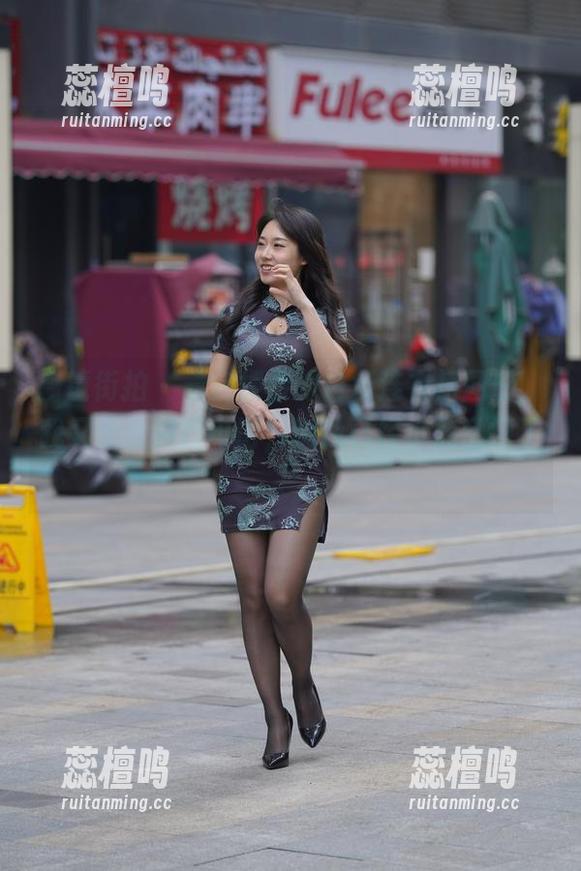 魔镜街拍 - 看完楼楼的白色连衣裙图册，我又想给她打电话，说我已经小鹿乱撞了！