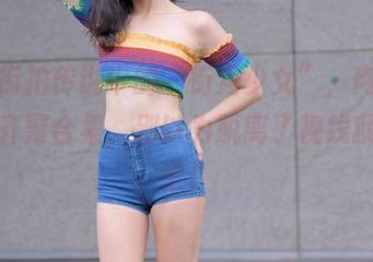 魔镜街拍传说中的“街角少女”，肉丝包臀裙齐聚合集，别以为脱离了视线就是安全！