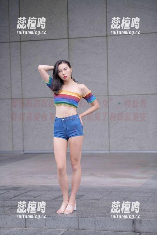 魔镜街拍传说中的“街角少女”，肉丝包臀裙齐聚合集，别以为脱离了视线就是安全！