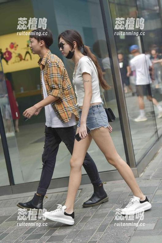 丝袜与高跟运动鞋的意外亲吻，魔镜街拍里的无圣光美图完全颠覆了我的想法！