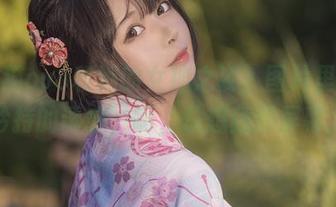 黑猫猫ovo和她的女神之姿，图片里有种矜持的诱惑，啊，总想舔舔屏幕。